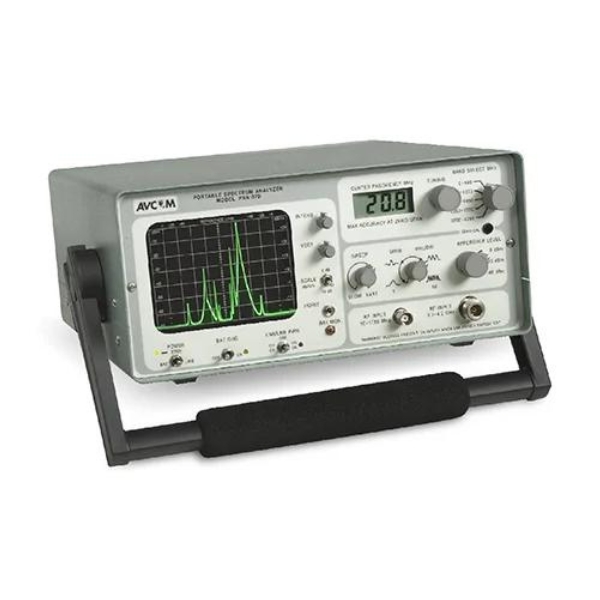 O Analisador de Espectro é um instrumento eletrônico utilizado para a análise de sinais alternados no domínio da frequência para se conhecer as componentes harmônicas, indicando geralmente a informação contida no sinal de forma direta.