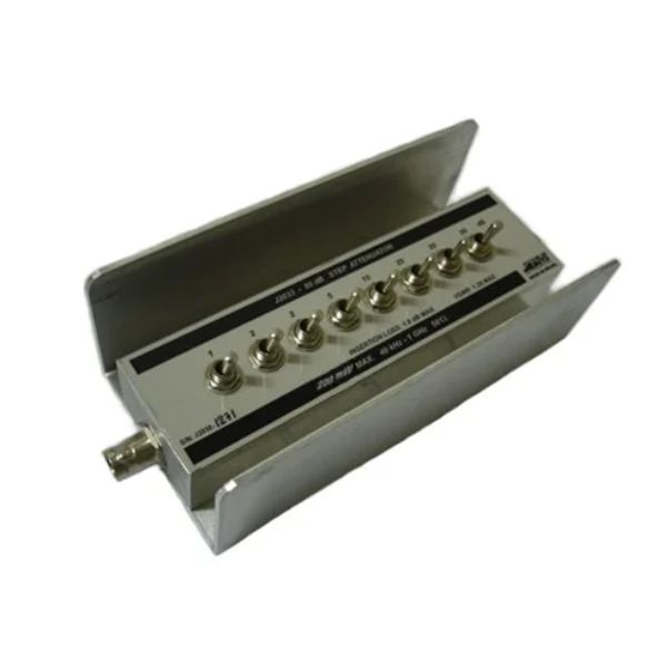 O atenuador de passo J2031 é um dispositivo utilizado em sistemas eletrônicos para medir, controlar ou reduzir a potência de RF.