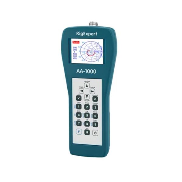 O Analisador de Cabo e Antena Handheld AA-1000 é um instrumento capaz de executar medições precisas de perda de retorno, VSWR e perda e falha de cabos (DTF).
