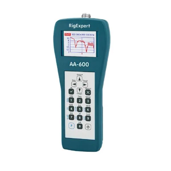 O Analisador de Cabo e Antena Handheld AA-600 é um instrumento capaz de executar medições precisas de perda de retorno, VSWR e perda e falha de cabos (DTF).