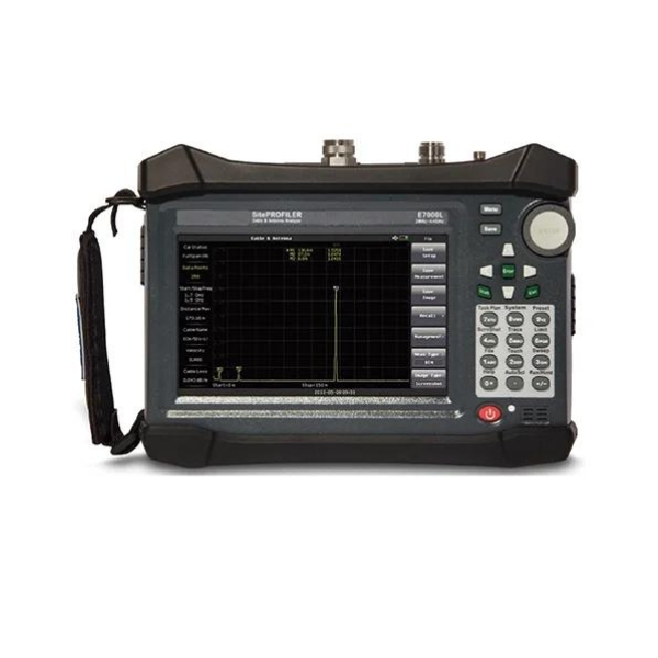 O Analisador de Cabo e Antena Handheld E7000L é um instrumento capaz de executar medições precisas de perda de retorno, VSWR e perda e falha de cabos (DTF). 