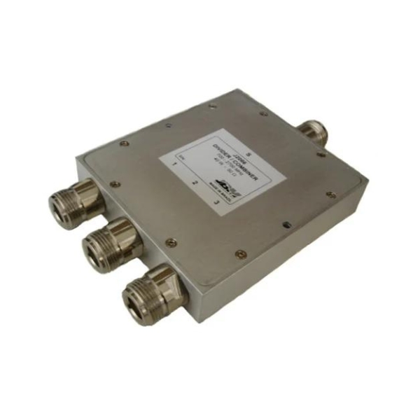 Dispositivo que soma ou combina sinais de RF de duas ou mais portas de entrada para uma única porta de saída, enquanto mantendo a impedância característica da entrada, com uma pequena diferença de fase entre todas as portas.